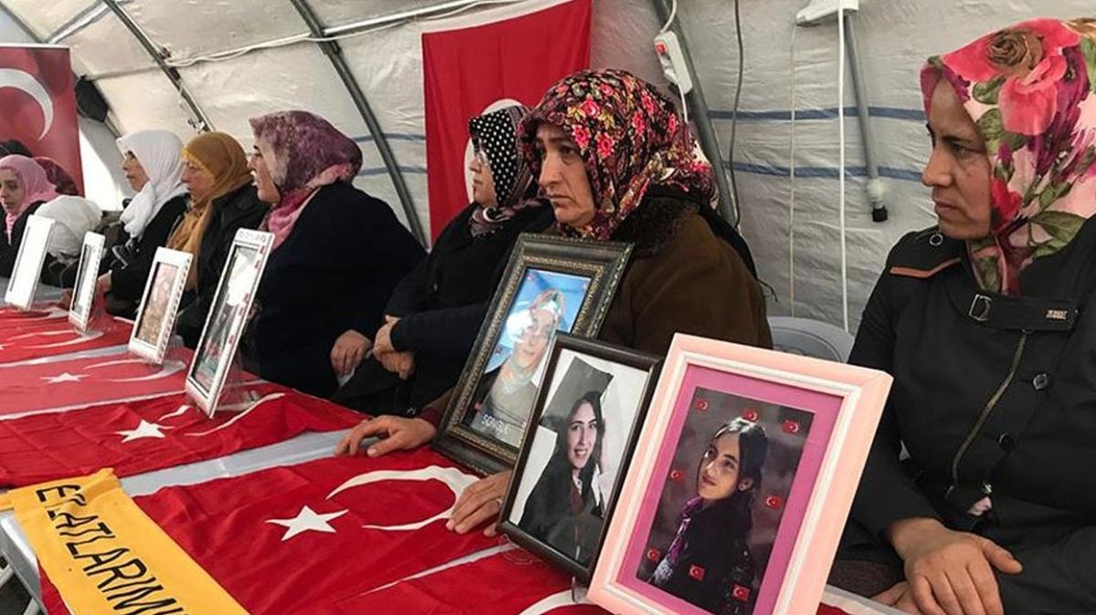 Diyarbakr'da ocuklar PKK tarafndan karlan annelerin eylemine katlm sryor