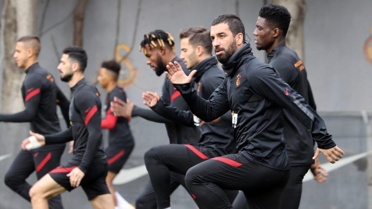 Galatasaray'da Feghouli saha adaptasyon almalarna balad