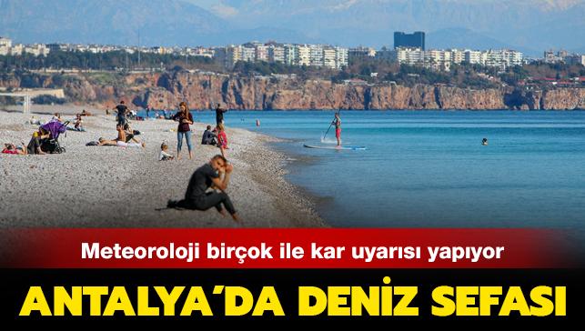 Birok ile kar uyars yaplrken Antalya'da insanlar denize kotu