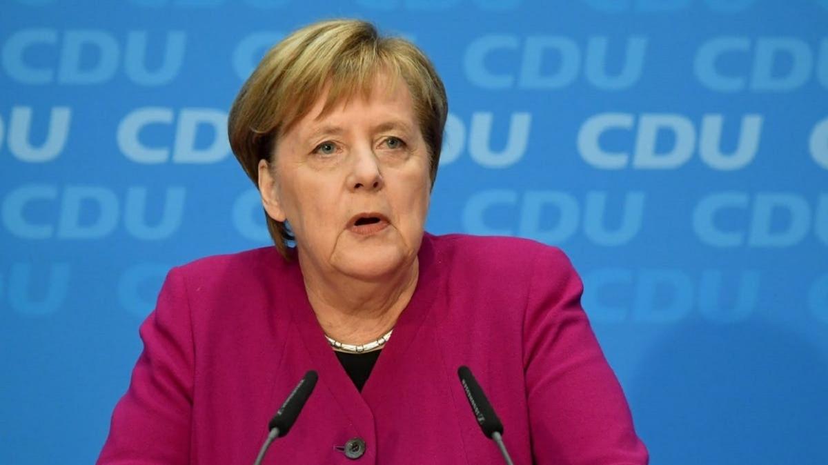 Almanya ırkçı saldırılarla gündemde... Başbakan Merkel: 'Irkçılık zehirdir'