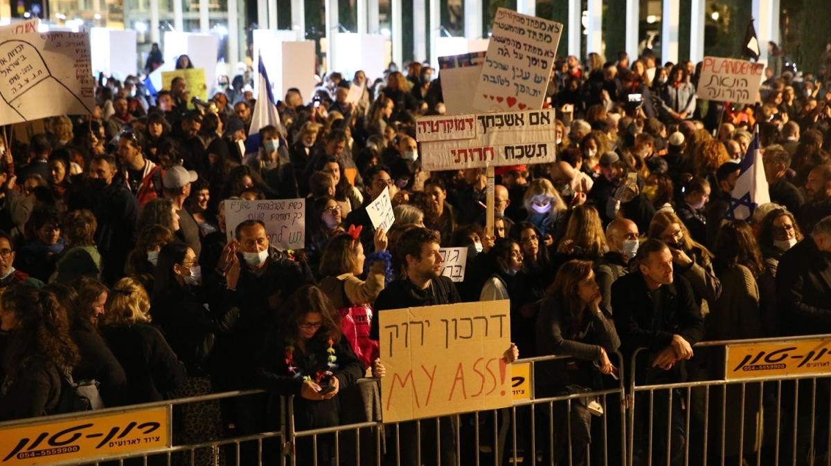 Halk sokağa döküldü... İsrail'de aşı uygulamasına protesto