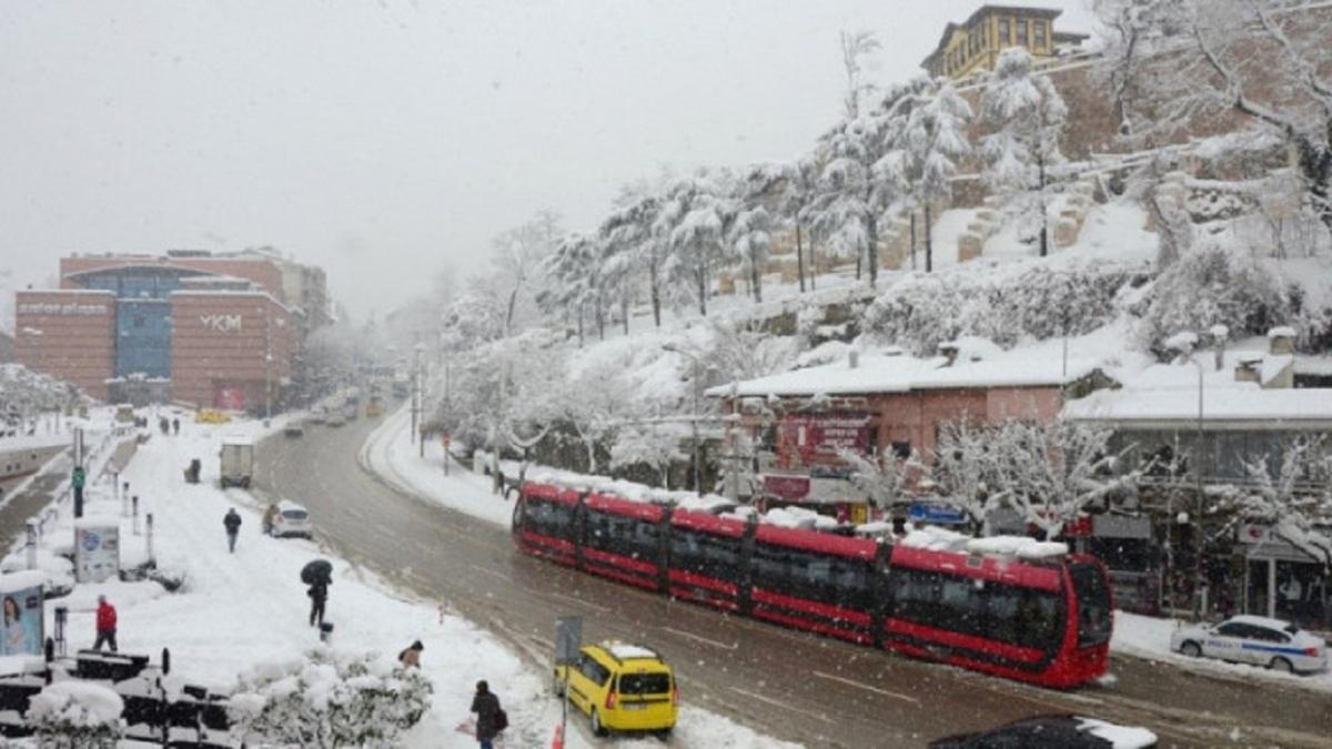Bursa'da kar ve souk hava etkili oldu: Kent merkezinde kar kalnl 15 santimetreye yaklat