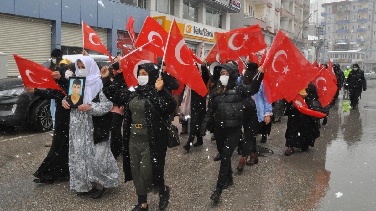HDP önündeki eylemlerine 24'üncü haftada yoğun karda devam ettiler: Şırnaklı kadınlar PKK'yı protesto etti