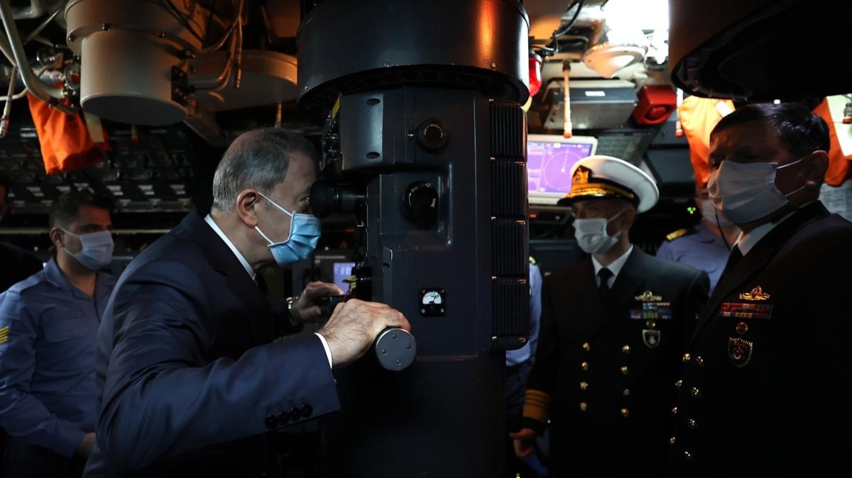 Bakan Akar ve komutanlardan TCG Gür denizaltısına sürpriz ziyaret