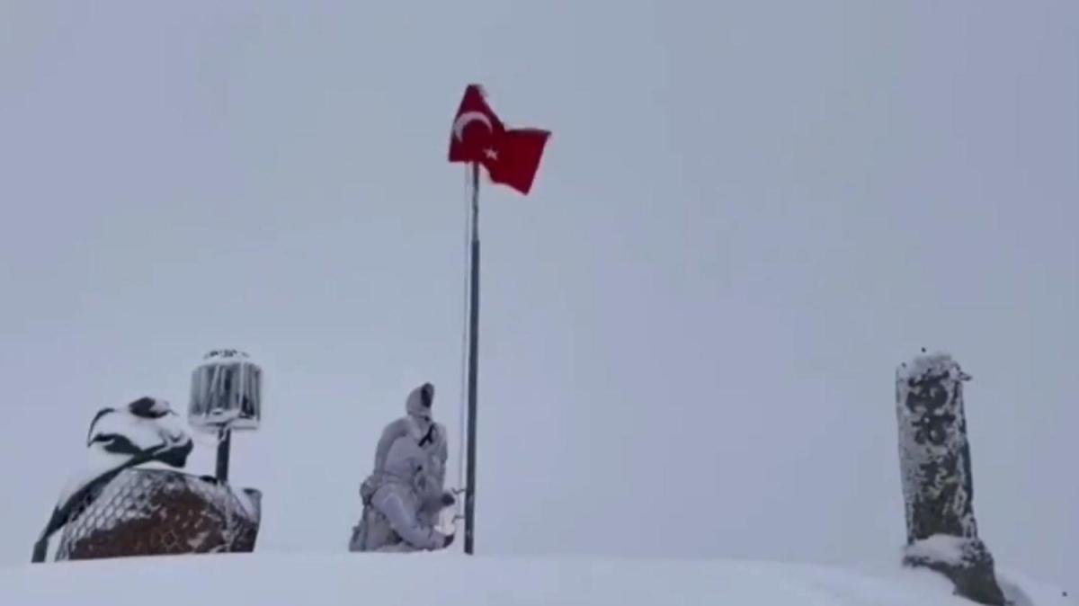 Mehmetçikten gururlandıran görüntü: Karlı zirvede bayrak değişimi