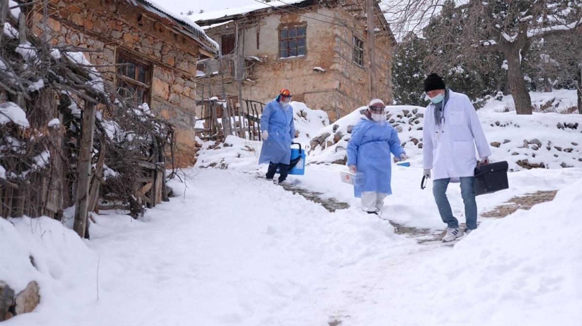 Sağlık çalışanları Konya'da karlı hava koşullarına rağmen aşılamayı sürdürüyor