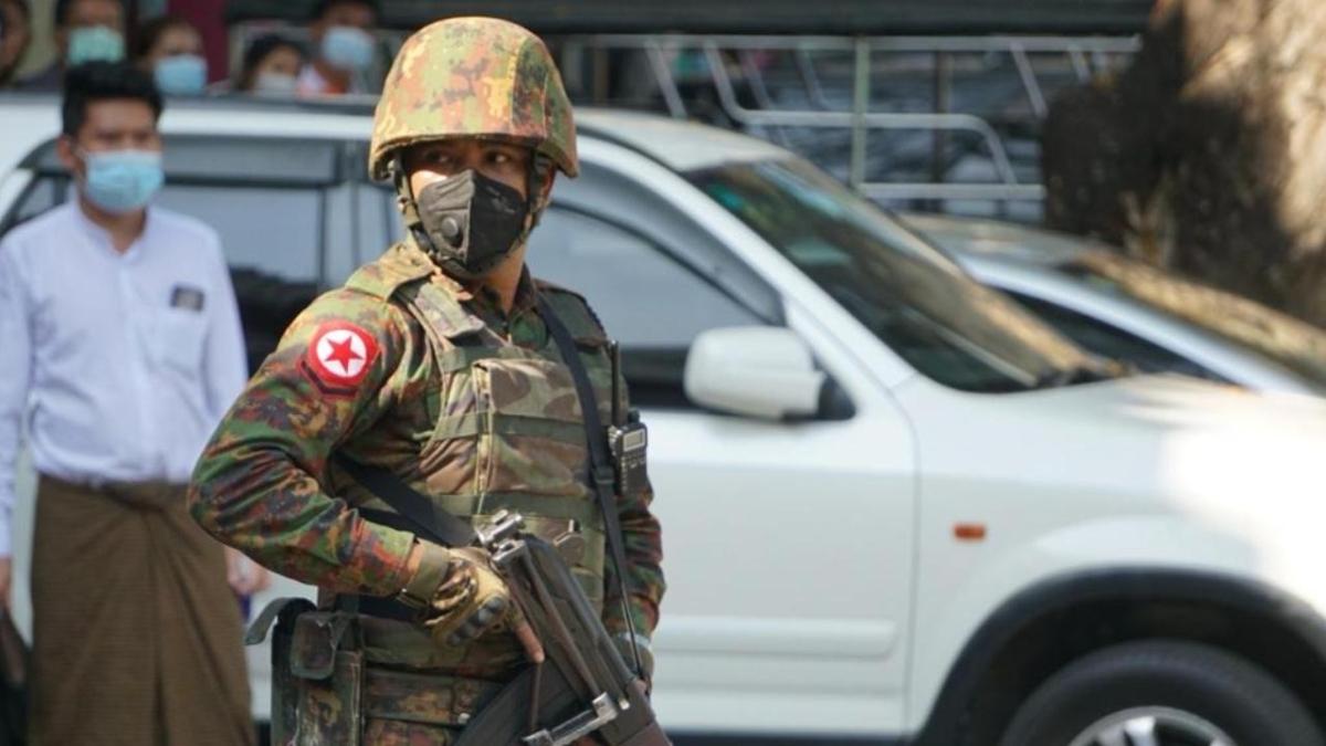 Myanmar'da askeri cunta protestocular "lmcl g" kullanmakla tehdit etti