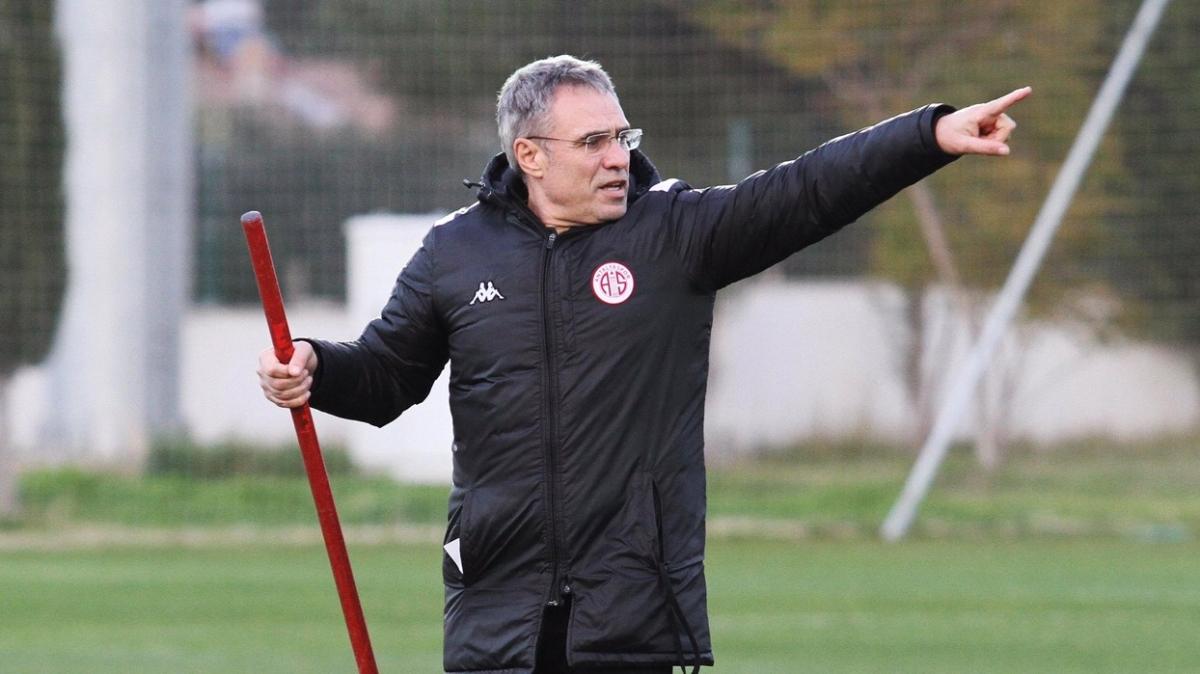 Ersun Yanal'ın Antalyaspor'u defansıyla dikkat çekiyor