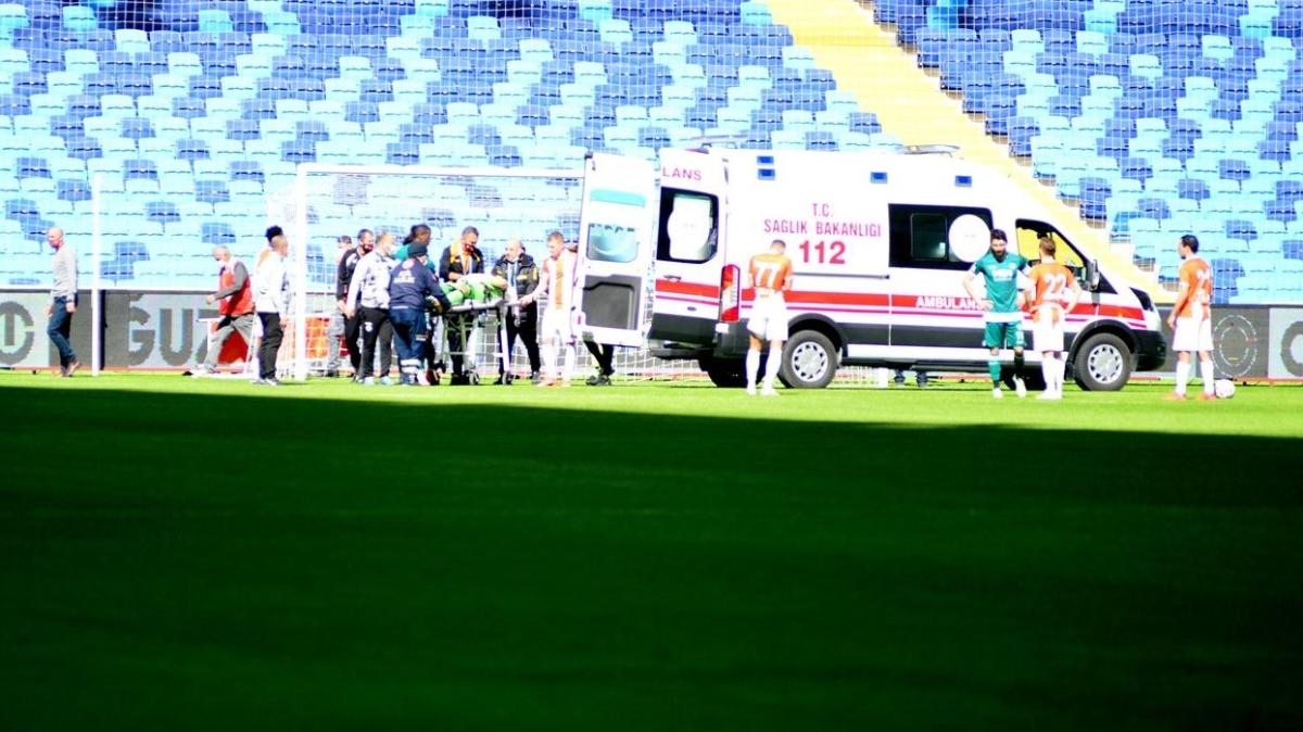Goran Karacic maç sırasında fenalaşarak ambulansla hastaneye kaldırıldı