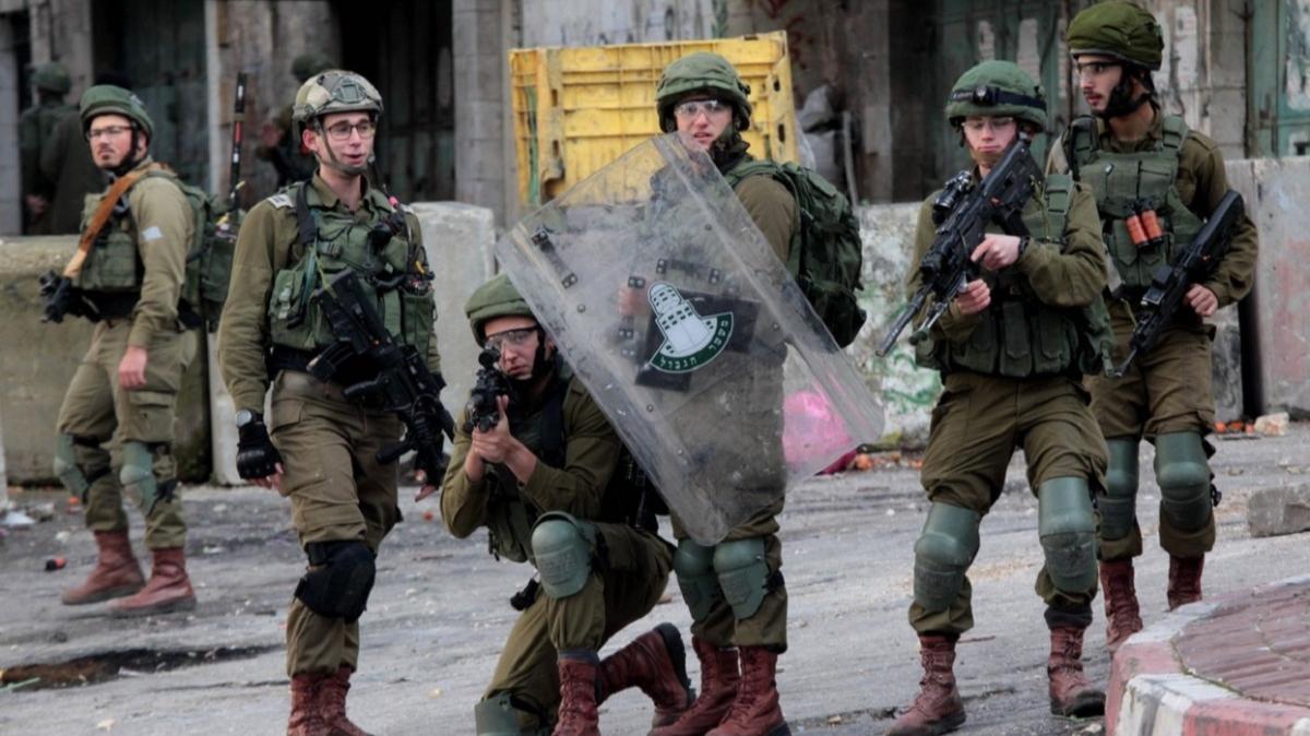Son dakika haberleri... İşgalci İsrail güçleri 12 Filistinliyi gözaltına aldı