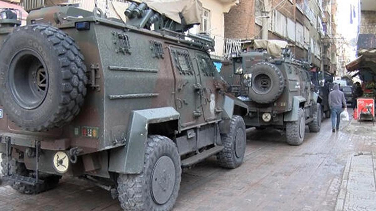 Diyarbakr'da PKK destekilerine operasyon: MEBYA-DER ynetici ve yeleri gzaltna alnd
