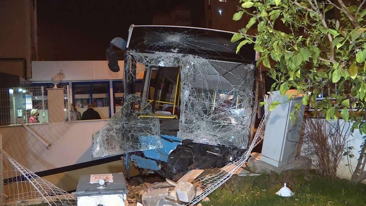 Antalya'da korkutan kaza: Halk otobs apartmann bahesine girdi