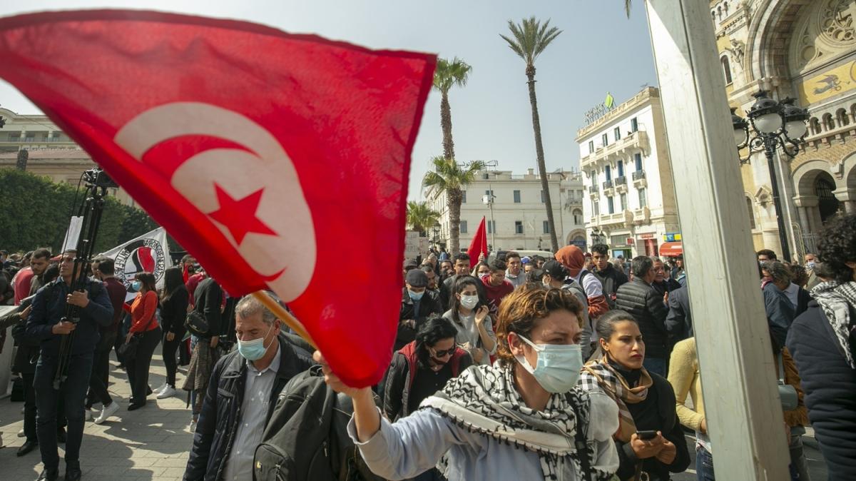 Tunus'ta halk "Vatan zgr brakn" sloganyla siyasi, sosyal ve ekonomik krizi protesto etti