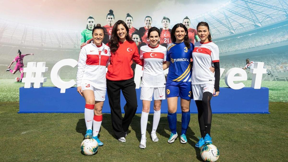 Yamur Tanrsevsin ve Aslhan Karalar, Kadn Milli Futbol Takm'yla zel ma yapt