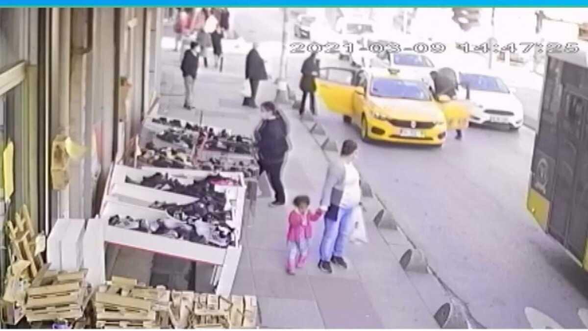 Taksiciyle kavga eden ahs, ayrmaya alan kadn da darp etti