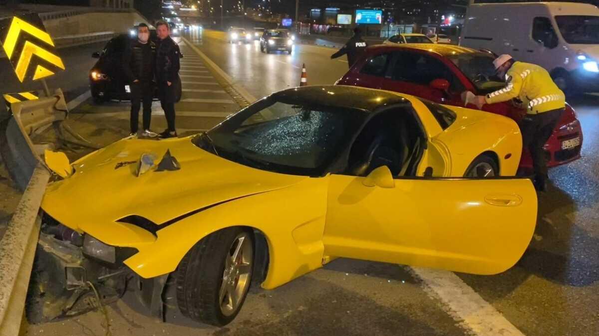 Dn akam Kadky'de bir ara bariyerlere arparak kaza yapt! Lks ara hurdaya dnd