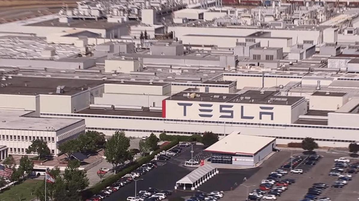 Tesla fabrikasında kriz: Yüzlerce fabrika çalışanında kovid-19 vakası tespit edildi