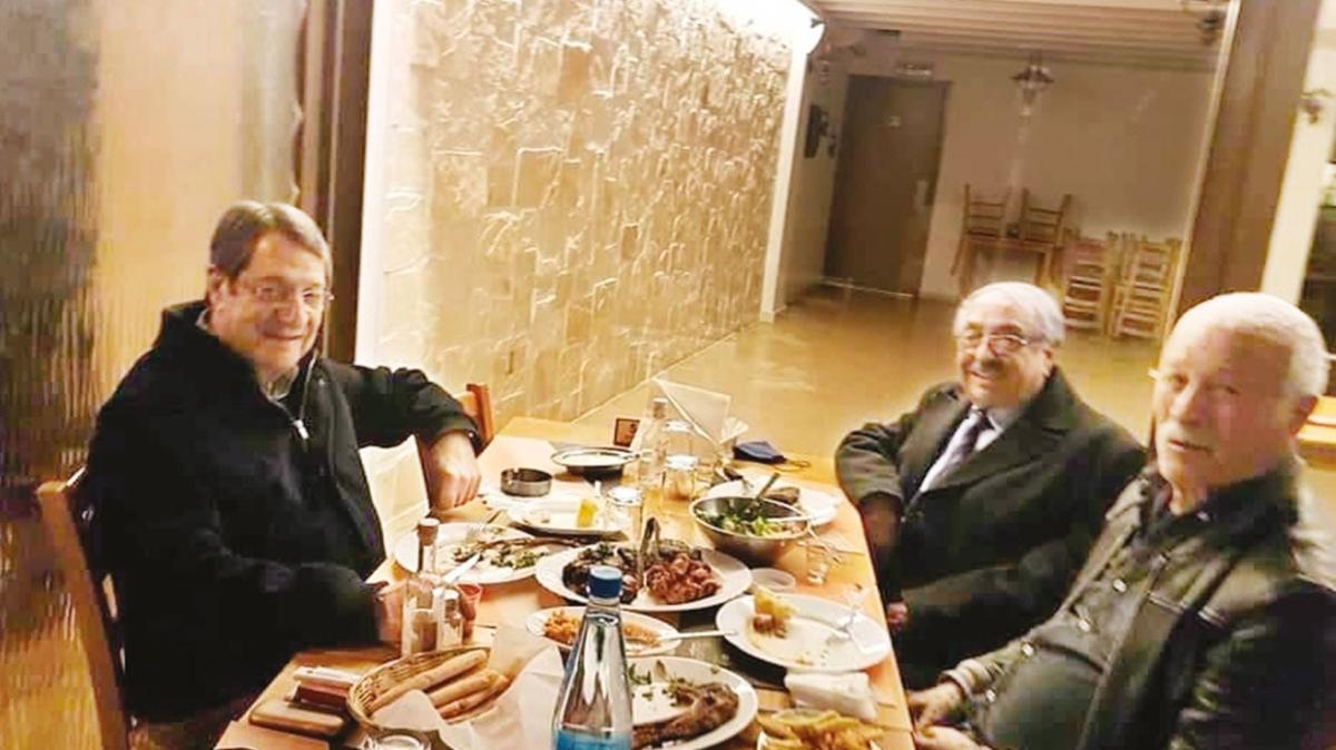Gney Kbrs Rum Ynetimi lideri Nikos Anastasiadis yine meyhanede