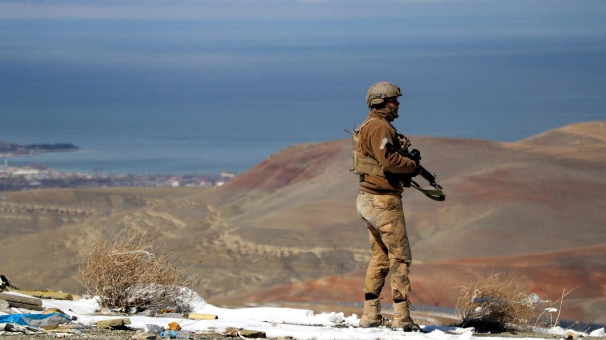 Van'da terr rgt PKK'nn araziye dedii C-4 patlayc ve silahlar ele geirildi