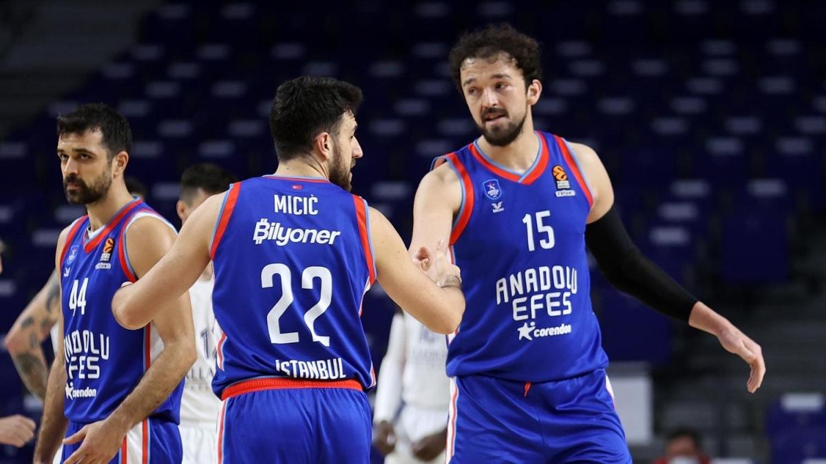 Anadolu Efes, EuroLeague'de Play-off'a katlmay garantiledi