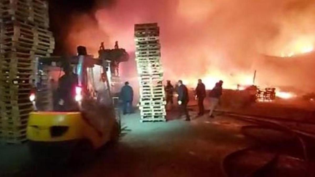 Gebze'de bir fabrika alev alev yang: Paletler kle dnd
