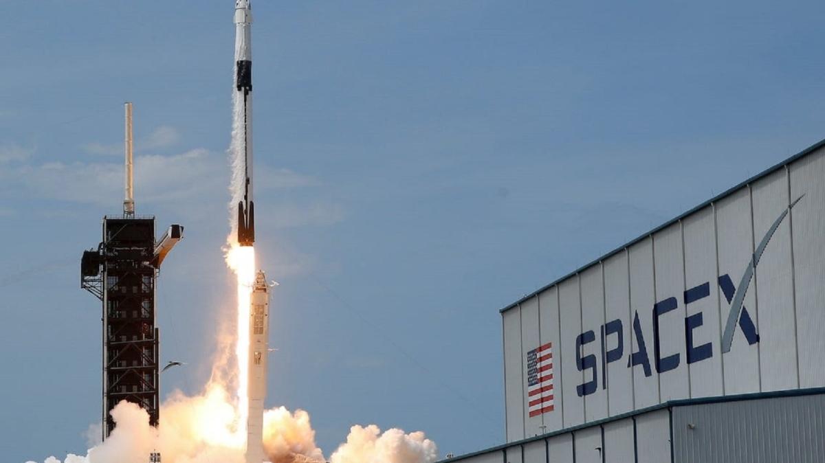 SpaceX'in Falcon 9 roketinden bir para tarlaya dt