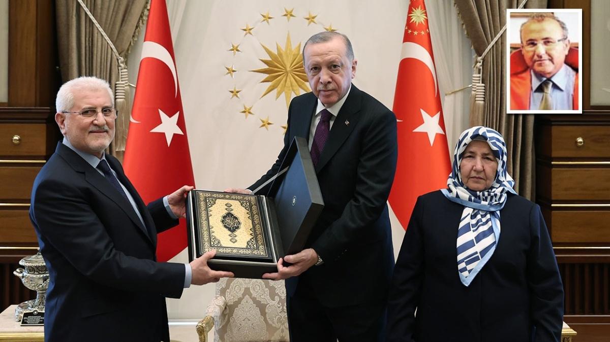 ehit Savc Mehmet Selim Kiraz'n annesine Kur'an ve bayrak