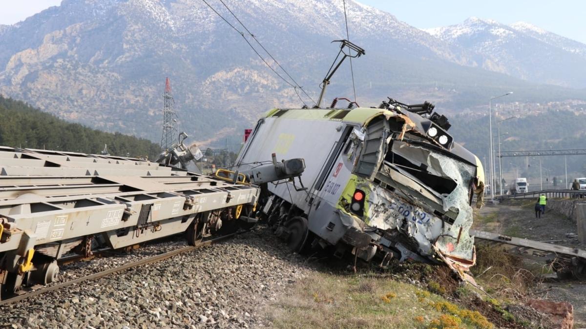 Adana'da feci kaza: Yk trenleri arpt