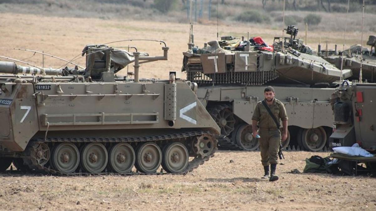 srail askeri aralar Gazze snrnda... Filistinlilerin arazilerine zarar verdiler