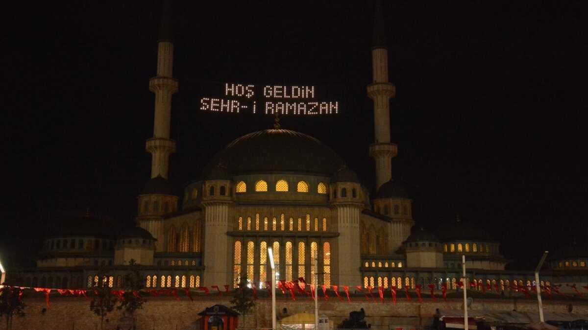 Taksim Camii'nde mahya yakld: "Ho Geldin ehr-i Ramazan"