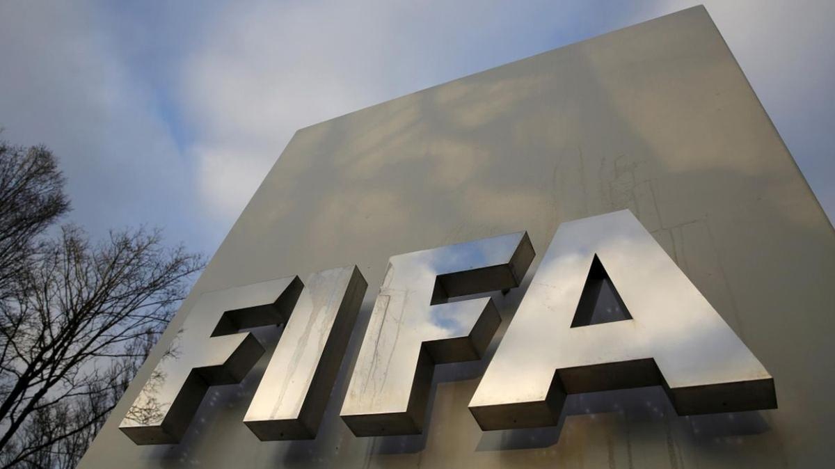 FIFA, Paris FC ve Angers'a transfer yasa ile para cezas verdi
