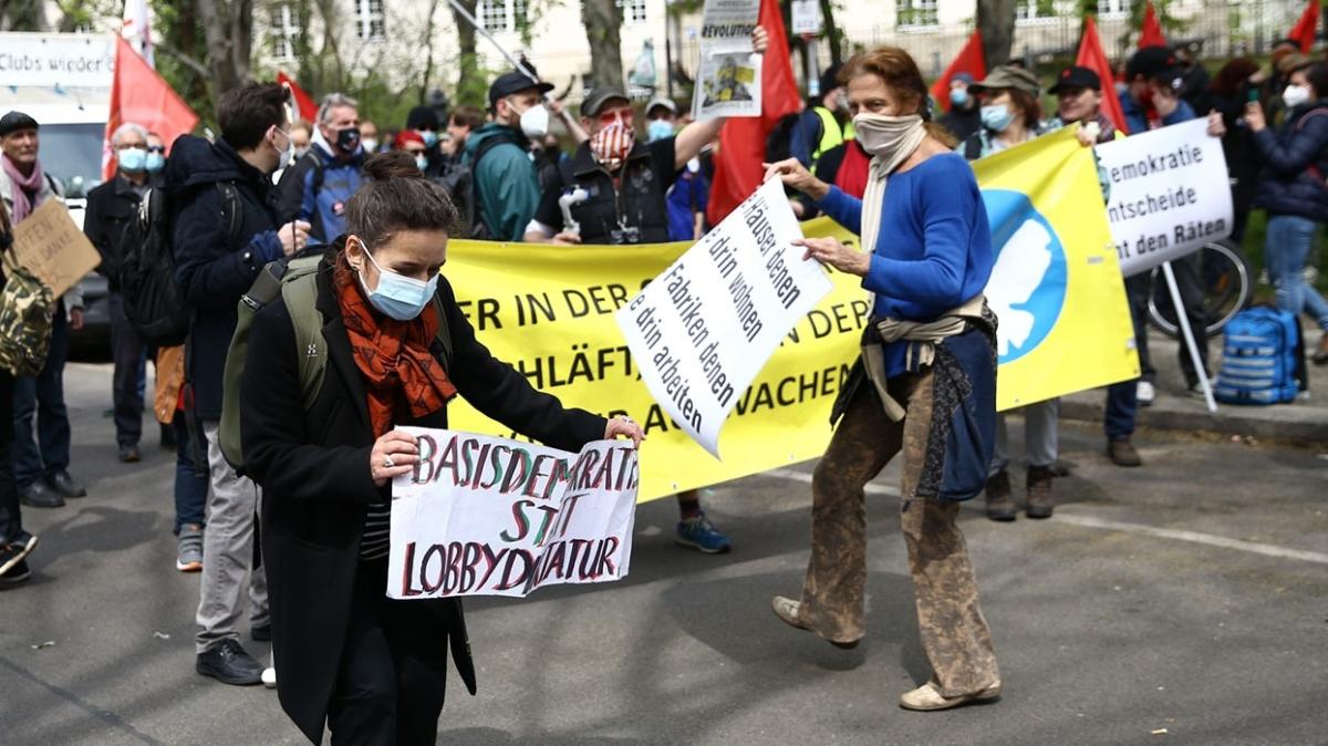 Berlin'de Alman hkmetinin koronavirs politikas protesto edildi