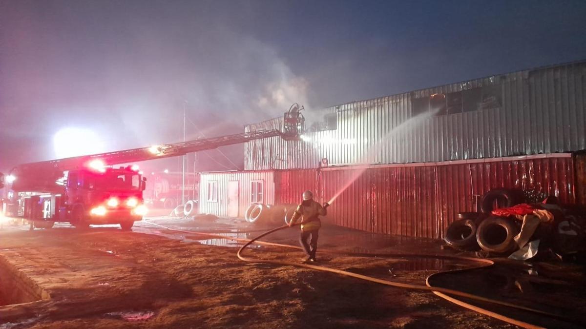 Arnavutky'de fabrika yangn: tfaiye ekipleri yangna mdahale etti