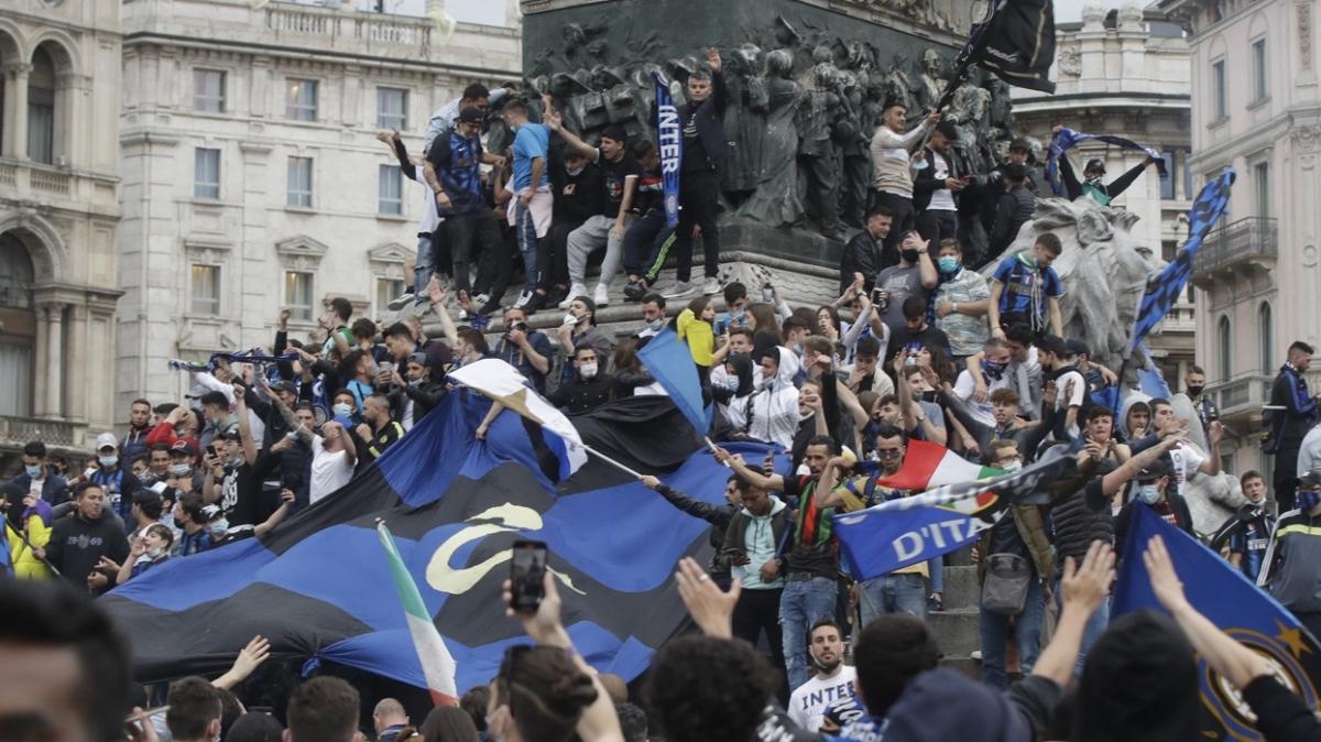 Inter'in ampiyonluk kutlamalar tartma konusu oldu
