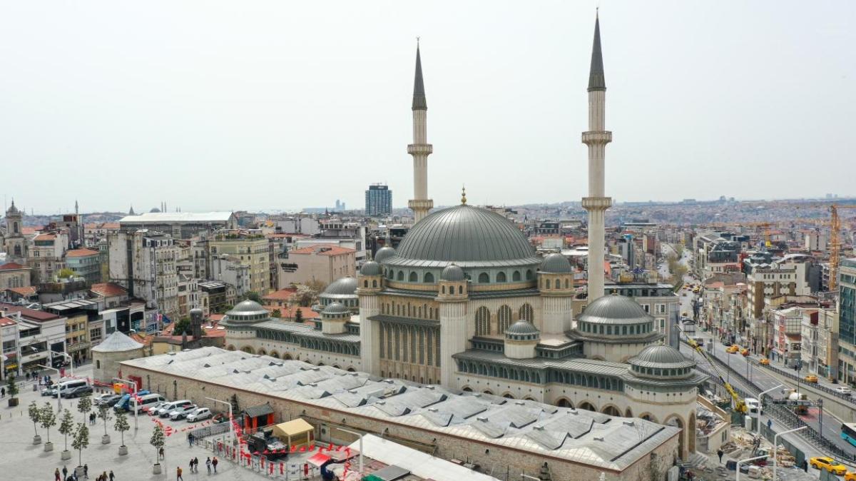 Taksim Camii al iin heyecanl bekleyi