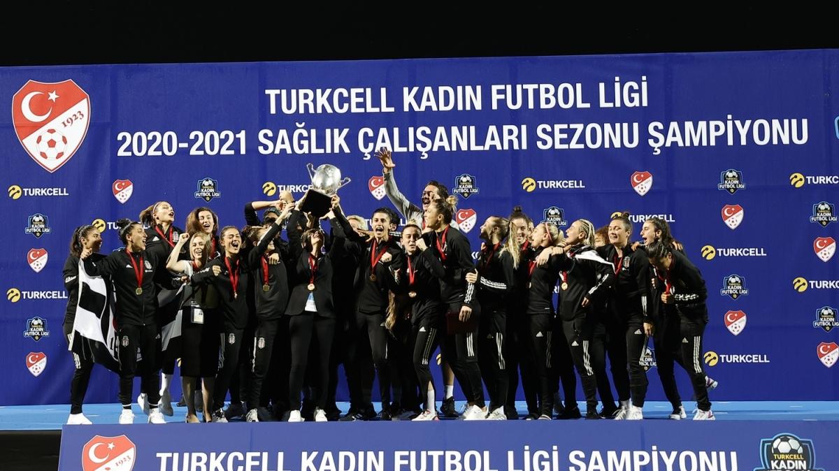Beşiktaş Vodafone, Turkcell Kadın Futbol Ligi'nde kupasını aldı