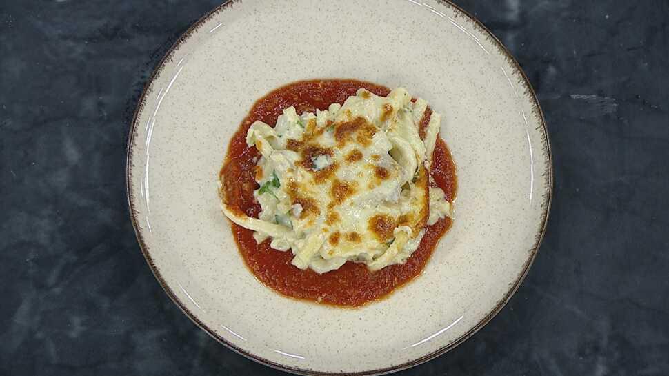 Tavuklu ve domates soslu fırında makarna tarifi