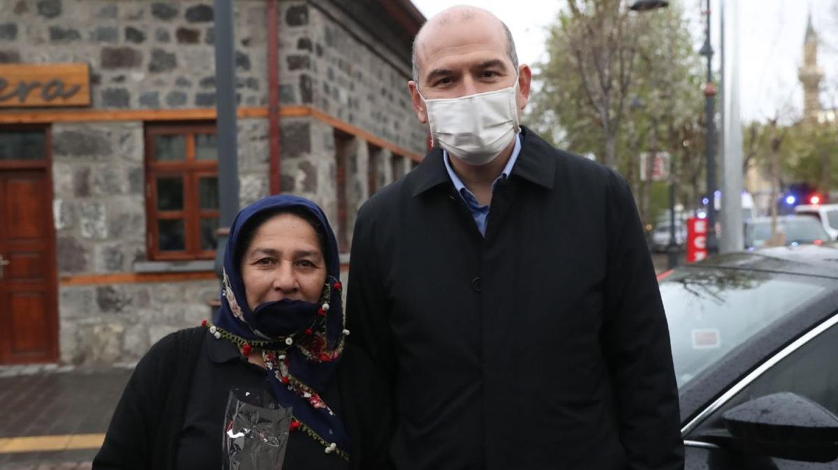 Bakan Soylu Kars'ta şehit anneleriyle birlikte
