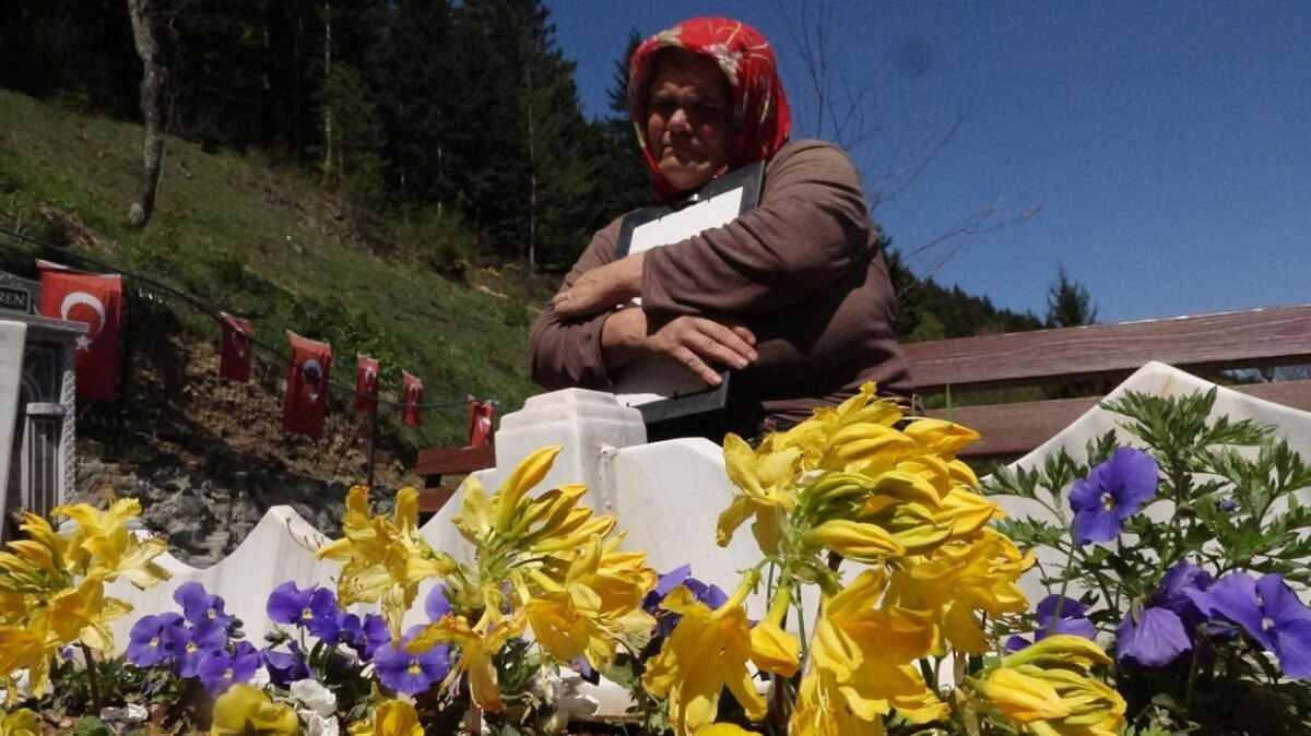 Kendisine hediye edilen Anneler Gn ieklerini ehit Eren'in mezarna brakt