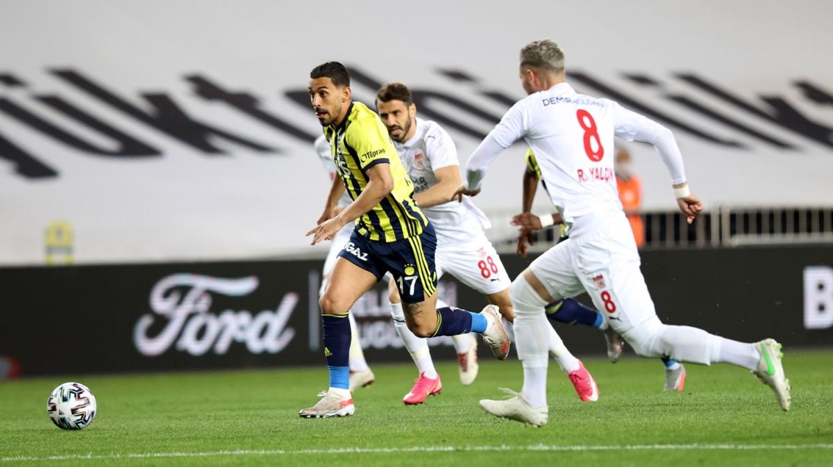 Fenerbahçe'ye maçın başında büyük şok! İrfan Can Kahveci sakatlanarak oyundan alındı