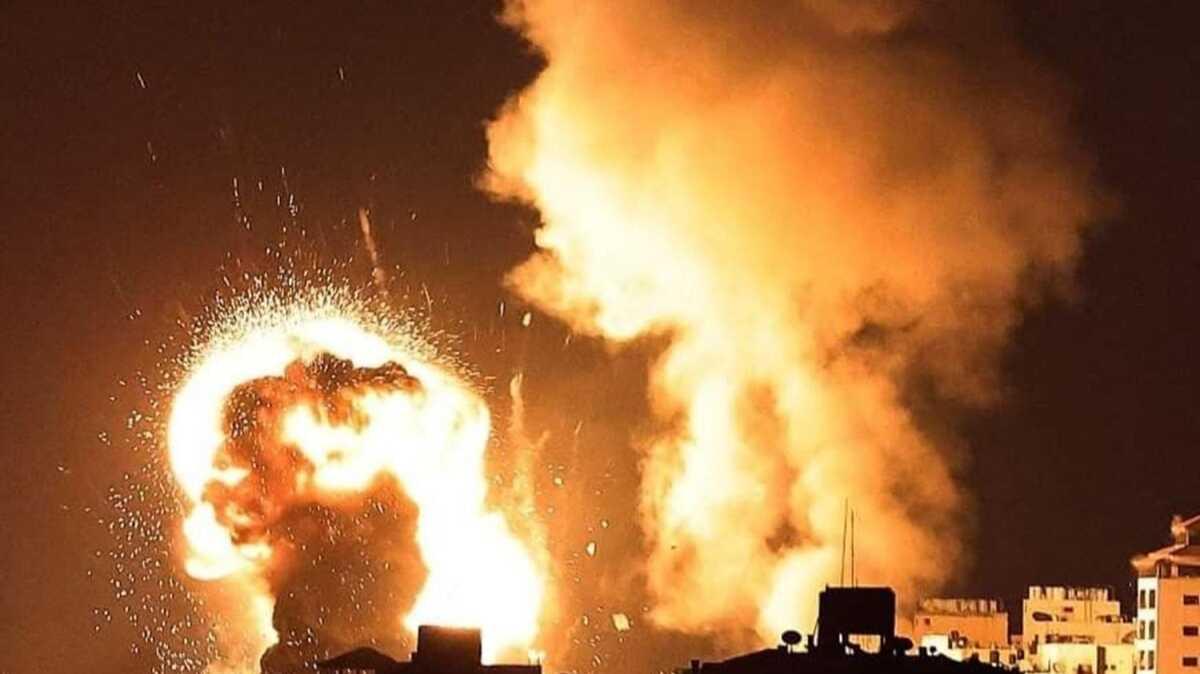 galci srail'in hava saldrlar sryor... Filistin ileri Bakanl binasn vurdular