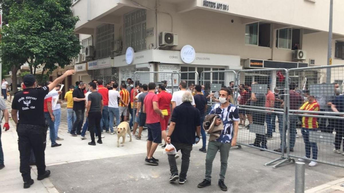 Göztepe taraftarları, Beşiktaş maçında stada girmeyi bekliyor