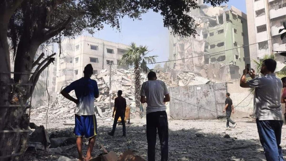 srail Gazze'de salk merkezini vurdu