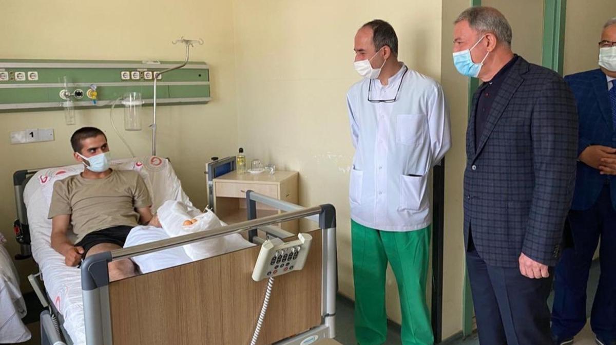 Milli Savunma Bakanı Akar, 'Pençe' operasyonlarında yaralanan askerleri ziyaret etti