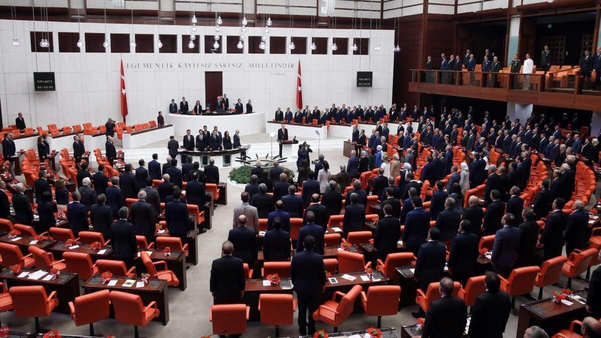 AK Parti askeri sular dzenleyen yasa teklifini Meclis'e sundu