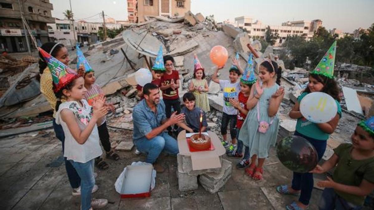 Oğlunun doğum gününü yıkılan evininin harabesi üstünde kutladı