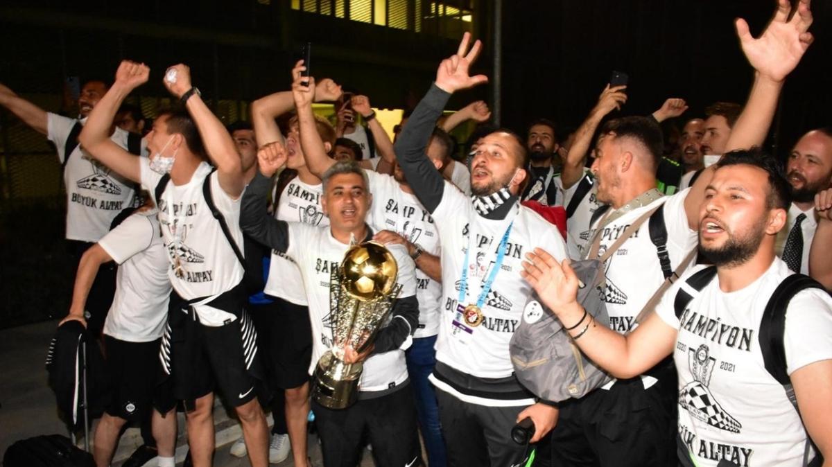 Süper Lig biletini kapan Altay'a İzmir'de coşkulu karşılama