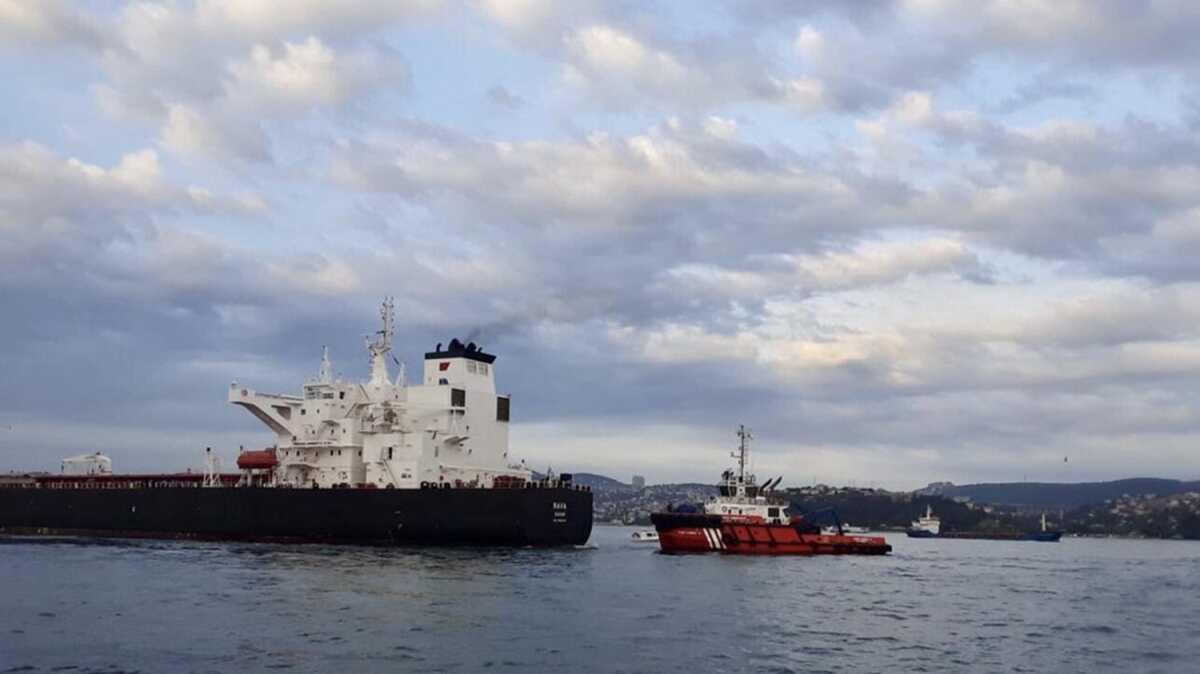 stanbul Boaz'nda tehlikeli anlar... Petrol tankeri kyya srklendi