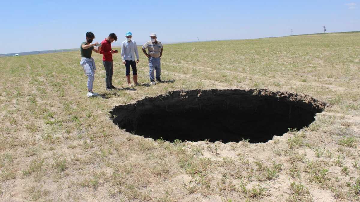 Konya'da yeni bir obruk olutu... 3 metre apnda 65 metre derinliinde