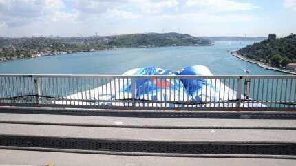 Avrupa �ampiyonu Anadolu Efes'in bayraklar� k�pr�lerde